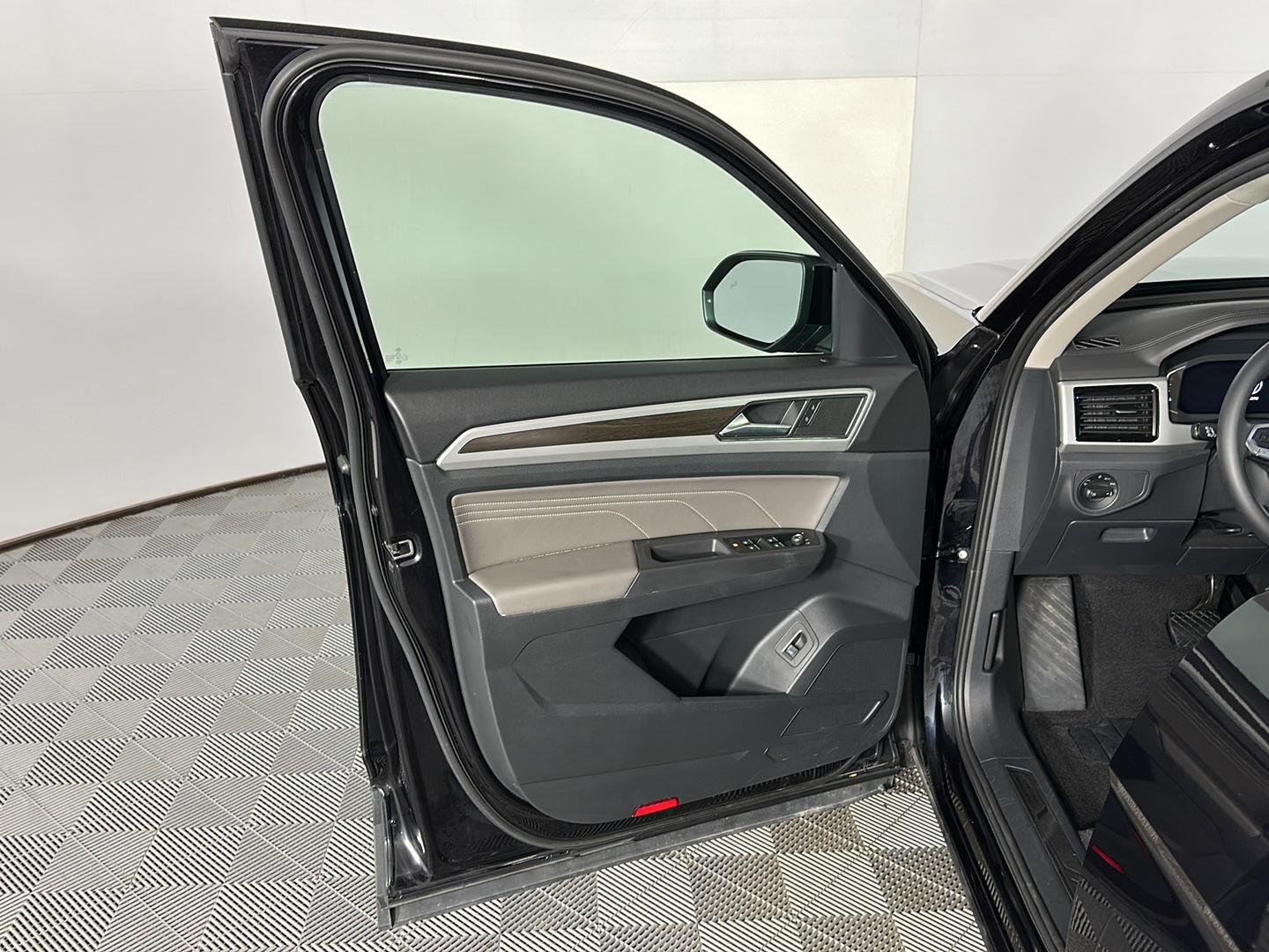 Used 2023 Deep Black Pearl Volkswagen 3.6L V6 SE w/Technology image 20