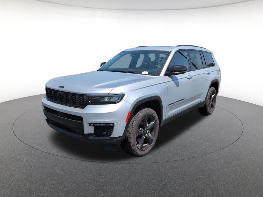 Used 2025 Silver Jeep Limited image 2