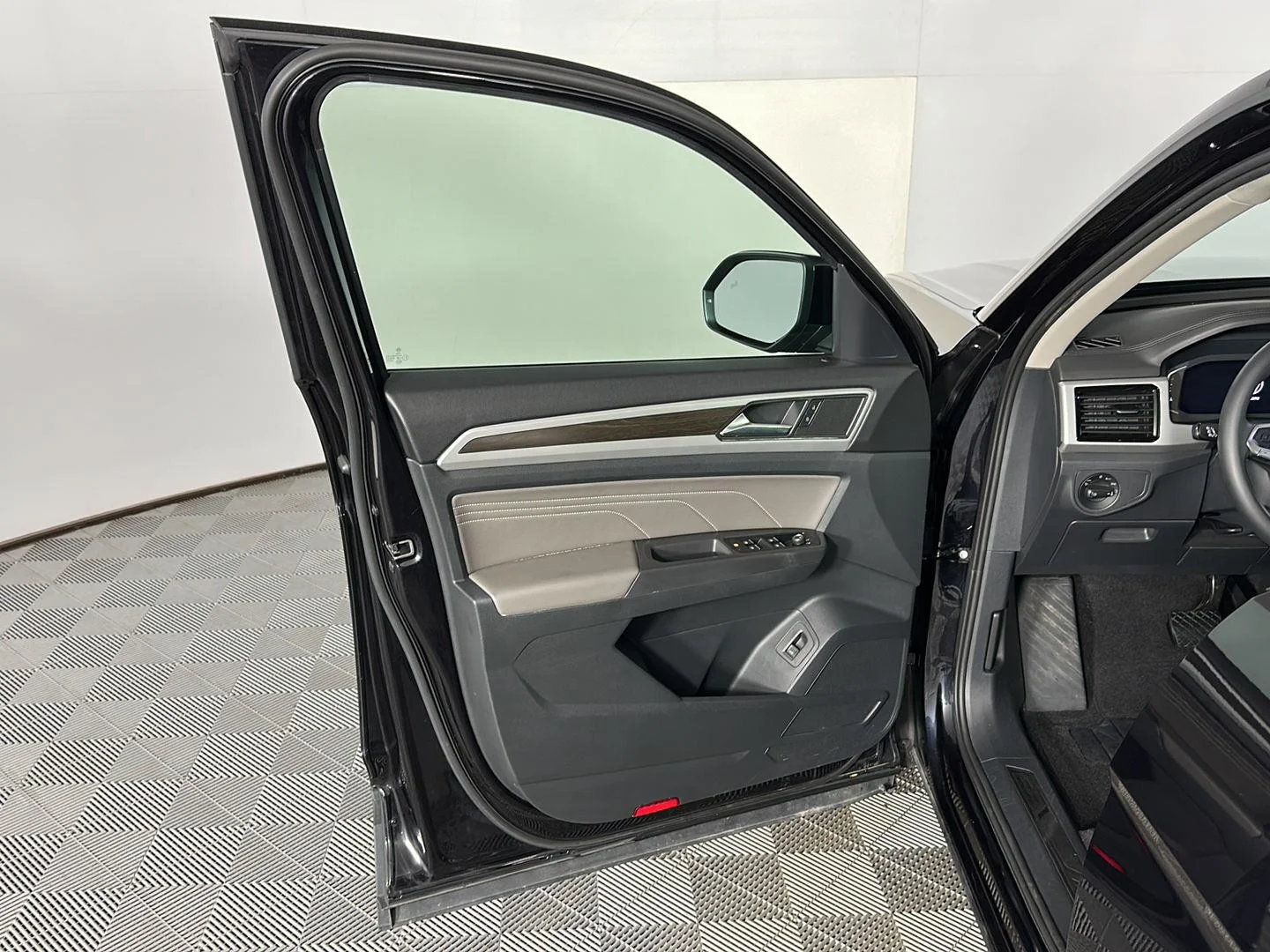 Used 2023 Deep Black Pearl Volkswagen 3.6L V6 SE w/Technology image 20