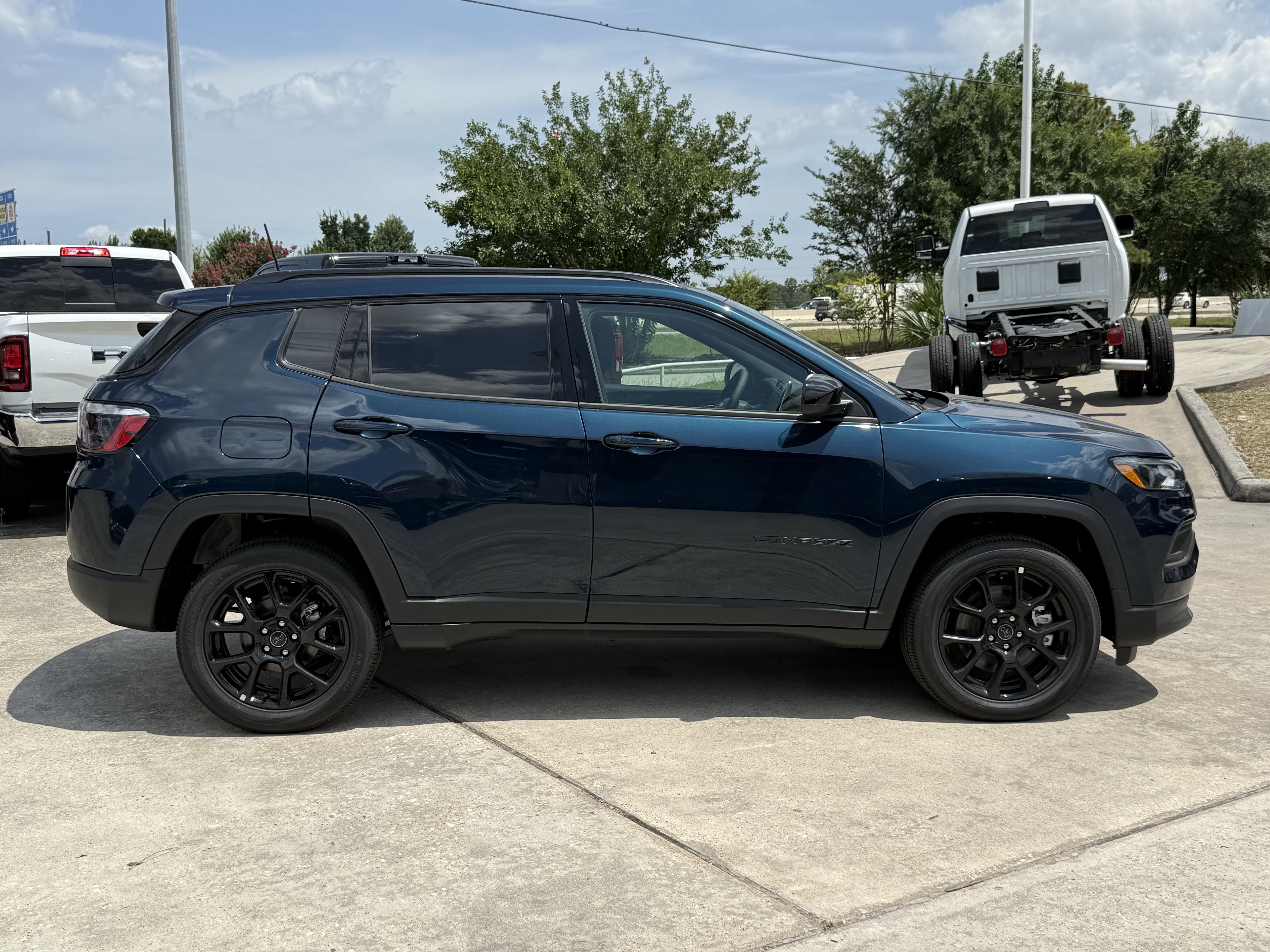 New 2026 Fathom Blue Pearl Coat Jeep Latitude Altitude image 3