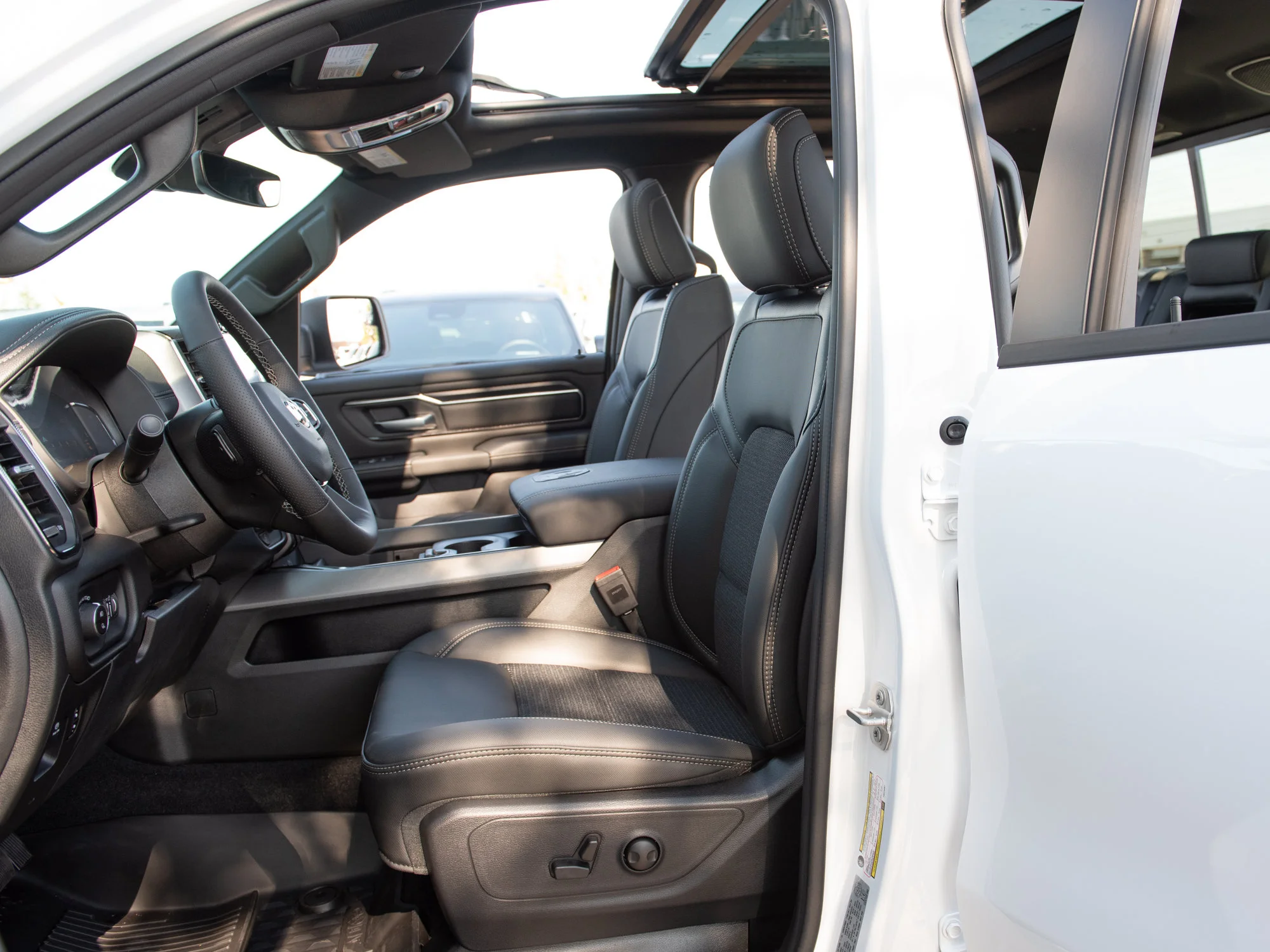 New 2026 White RAM Sport* Crew Cab 4x4, Panoramic Sunroof, Heated Seats/Wheel, Nav image 23