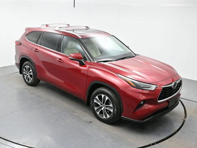 Used 2022 Ruby Flare Pearl Toyota XLE image 34