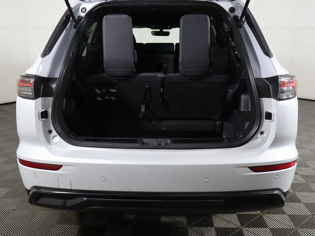 New 2027 White Mitsubishi LE image 15