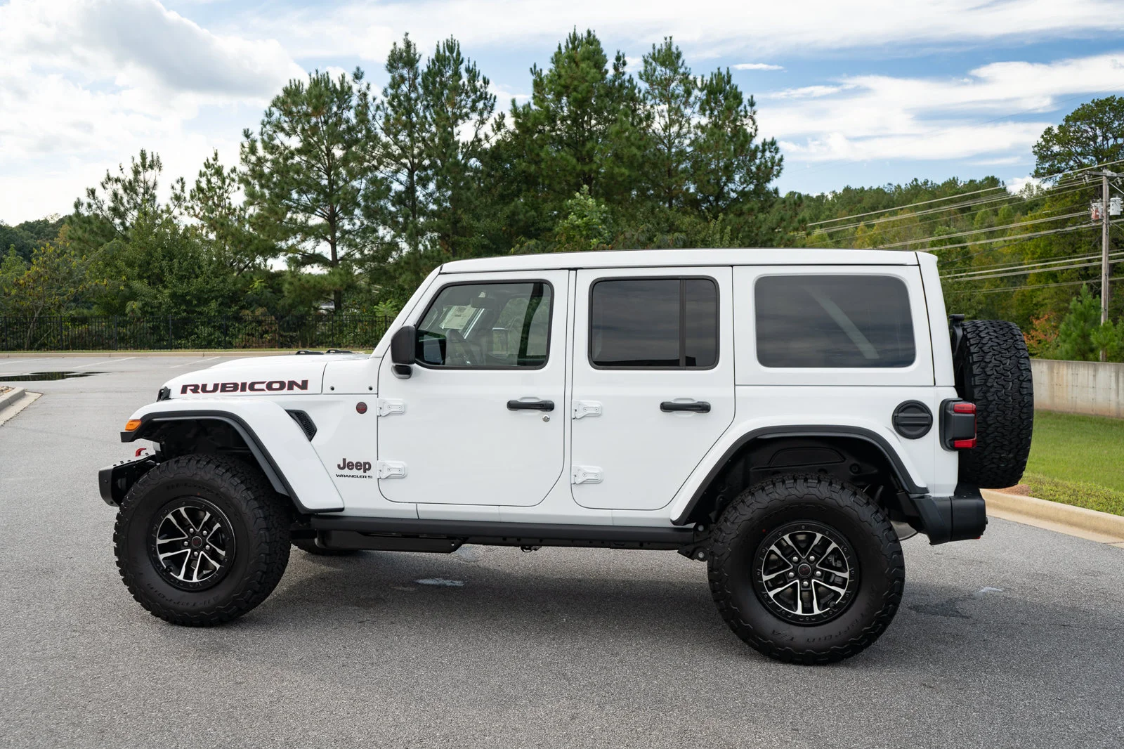 New 2027 Bright White Clear-Coat Paint Jeep Rubicon X image 16