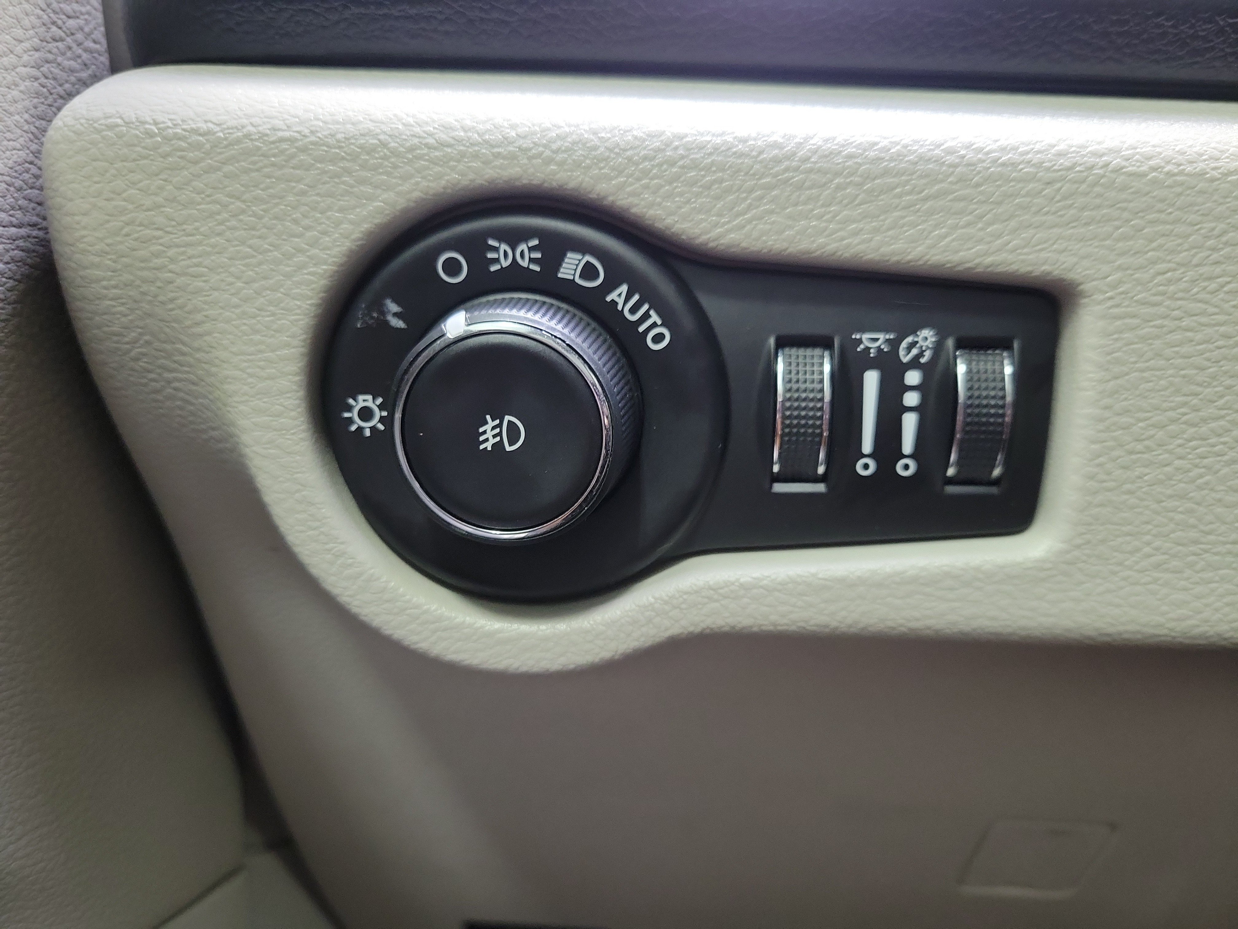 Used 2019 Bright White Clearcoat Chrysler Touring L image 20