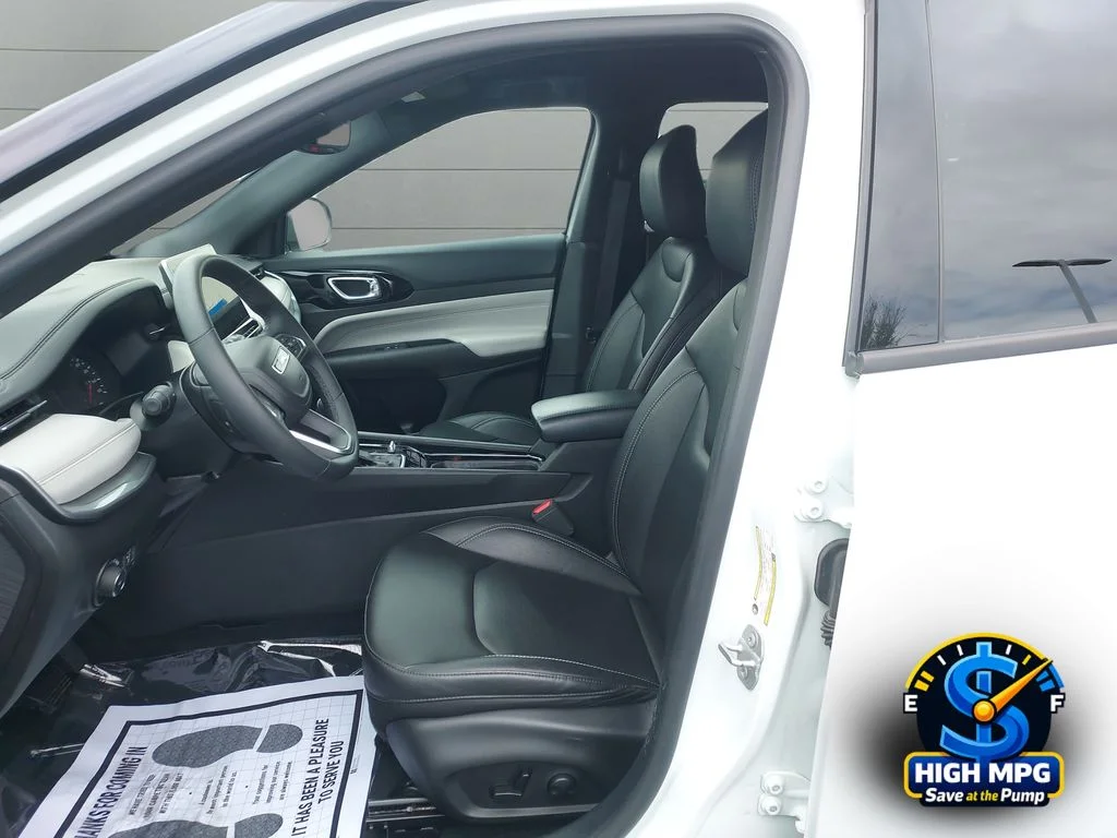 Used 2025 White Jeep Limited image 9