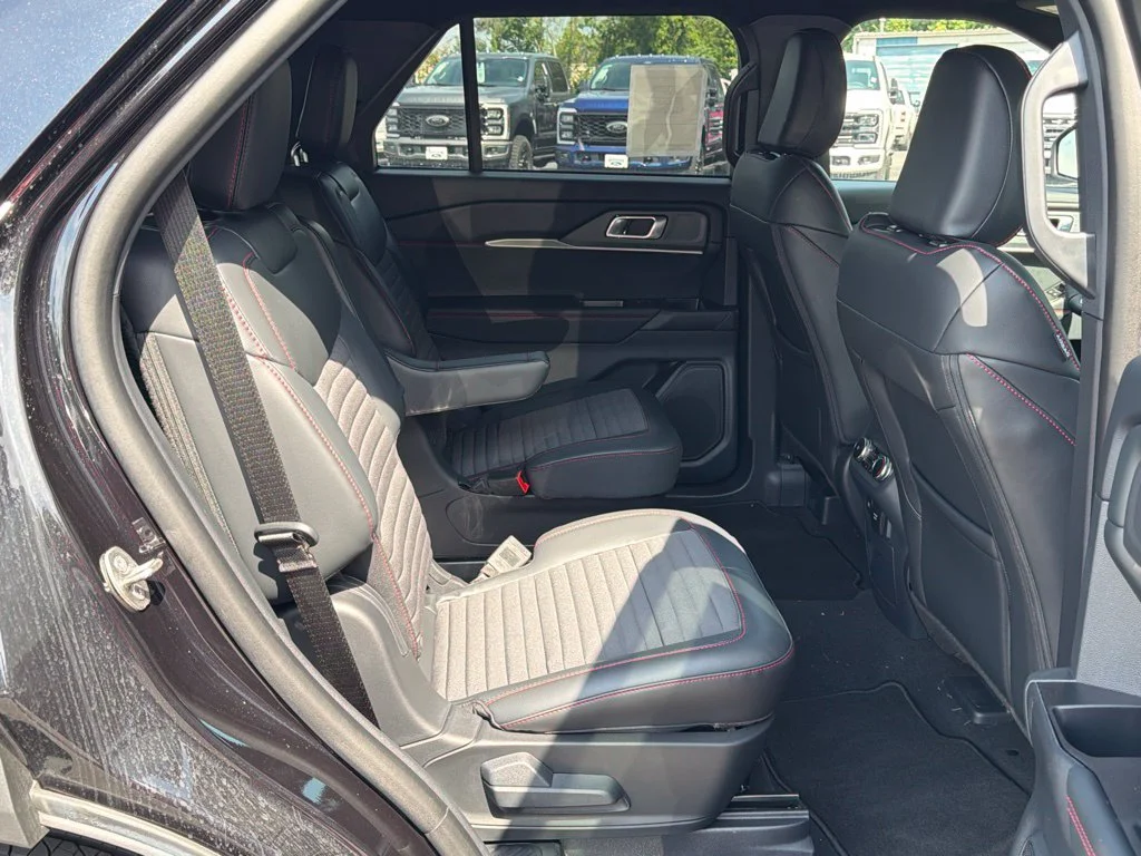 2026 Ford Explorer ST-Line - Photo 18