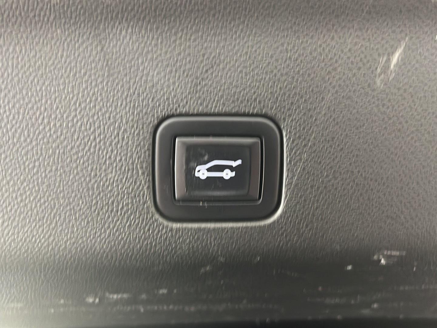 Used 2022 Black Chevrolet Z71 image 31