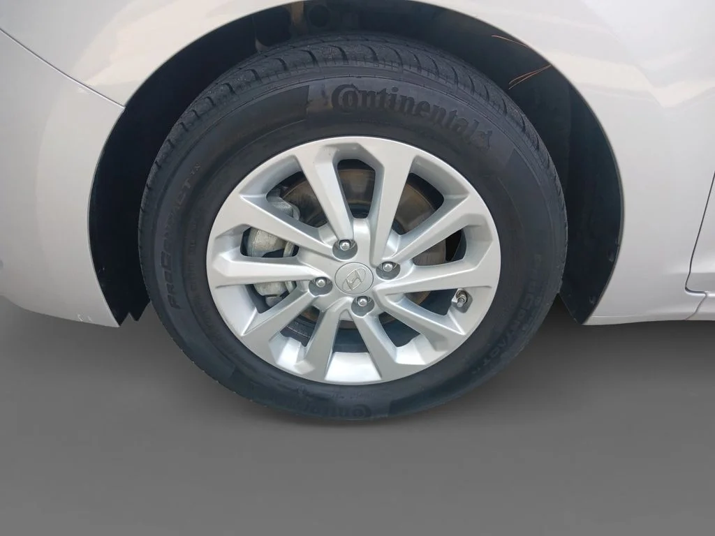 Used 2022 Silver Hyundai SEL image 14