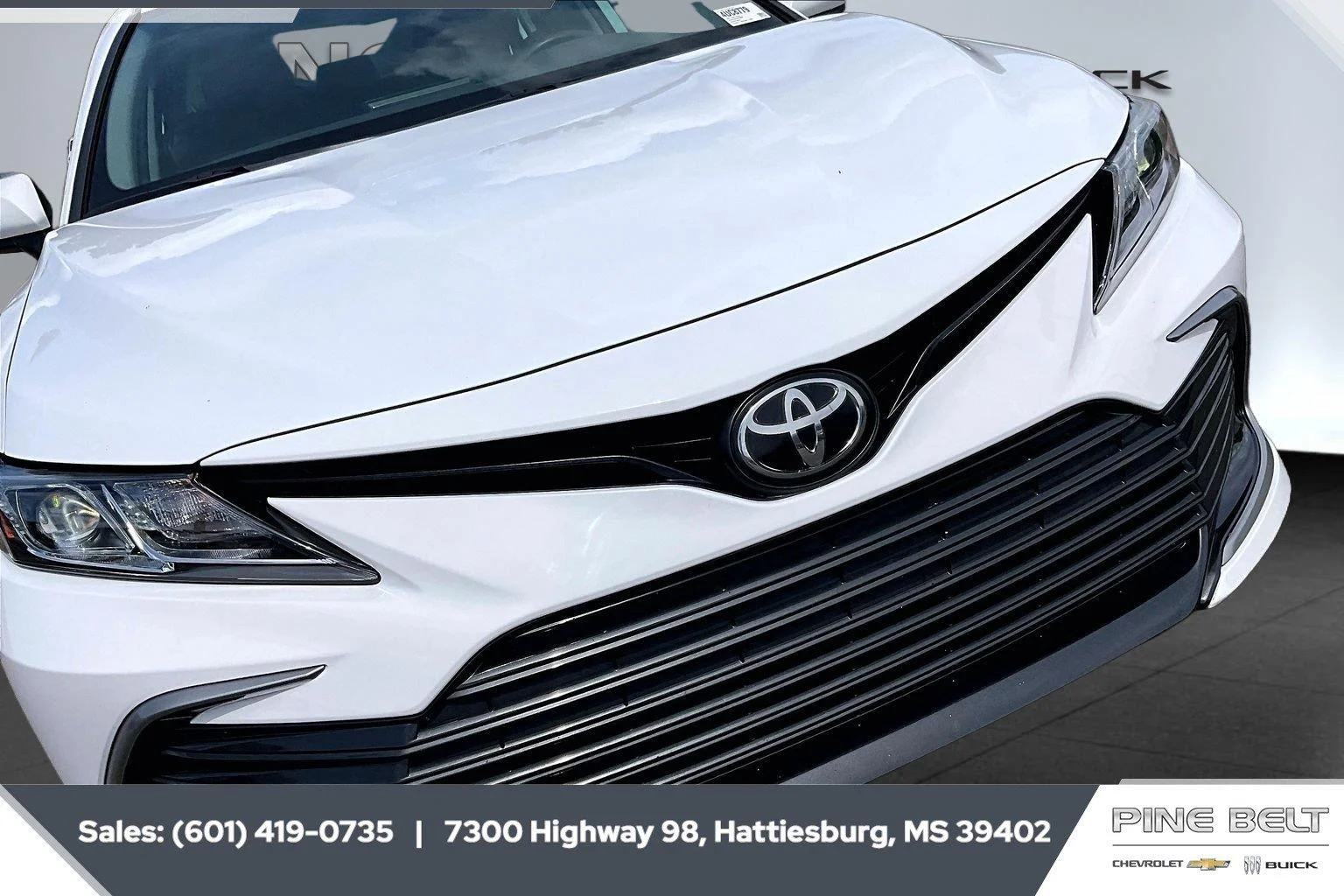 Used 2022 Super White Toyota LE image 21