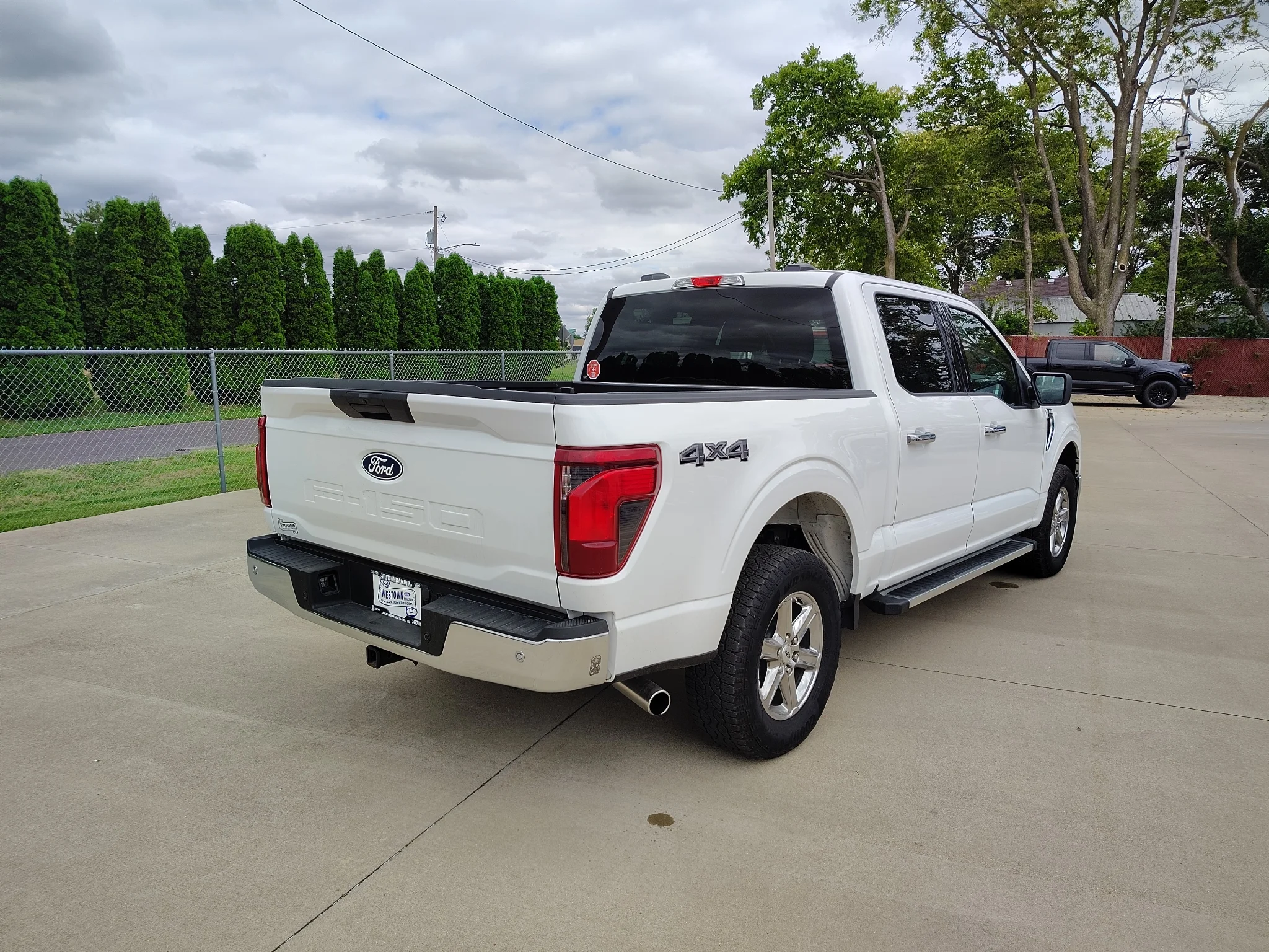 Used 2025 Oxford White Ford XLT image 4