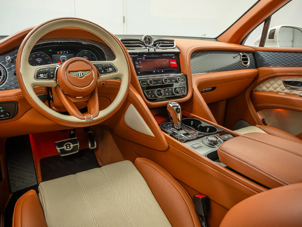 Used 2022 White Bentley V8 image 43