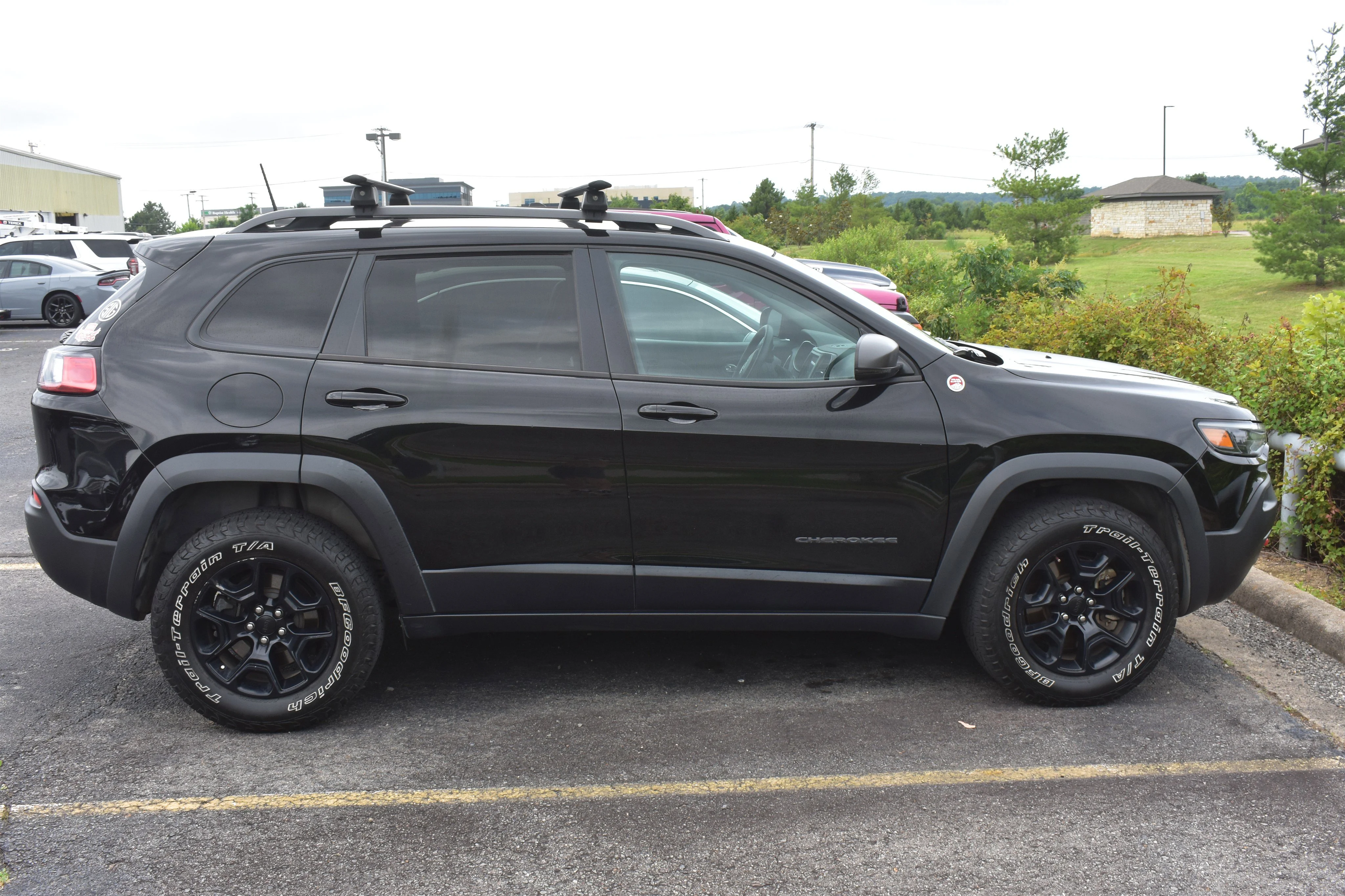 Used 2021 Diamond Black Crystal Pearlcoat Jeep Trailhawk image 3