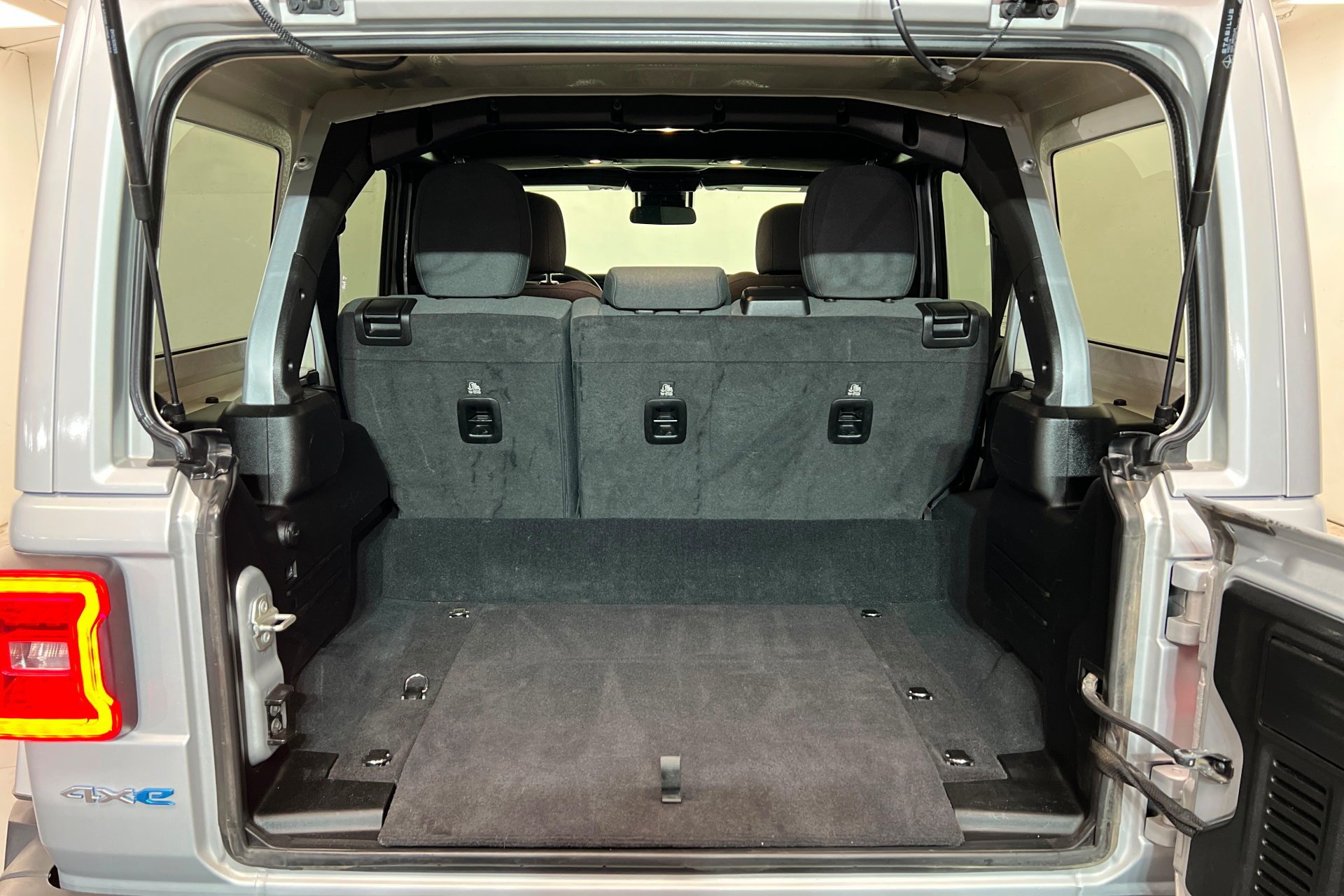 Used 2024 Silver Zynith Clearcoat Jeep Sahara image 23