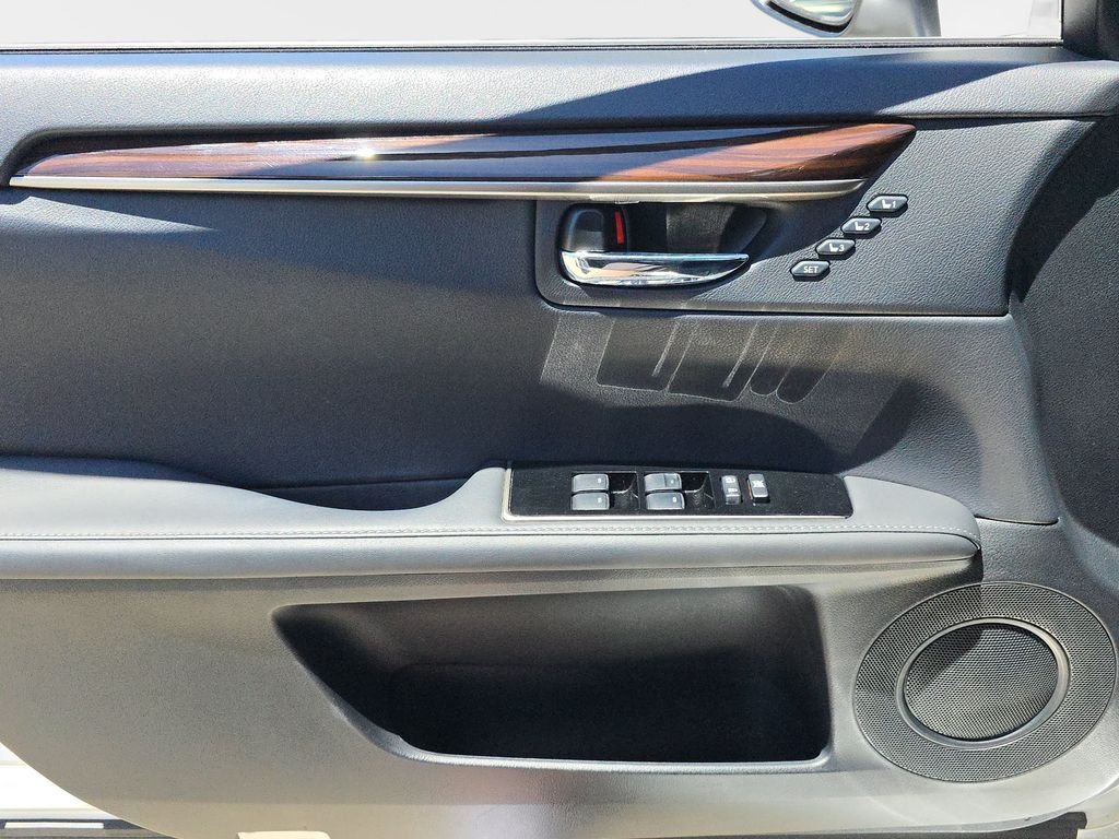 Used 2016 White Lexus 300h image 20