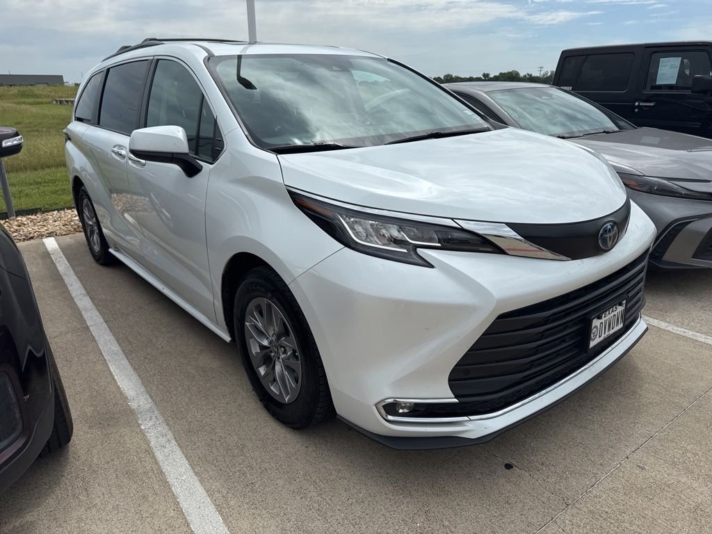 2022 Toyota Sienna XLE 7-Passenger Hybrid AWD's photo