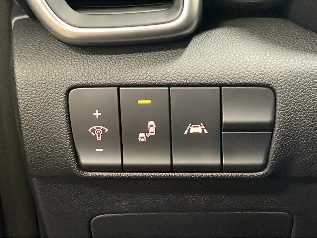 Used 2022 White Kia LX image 28