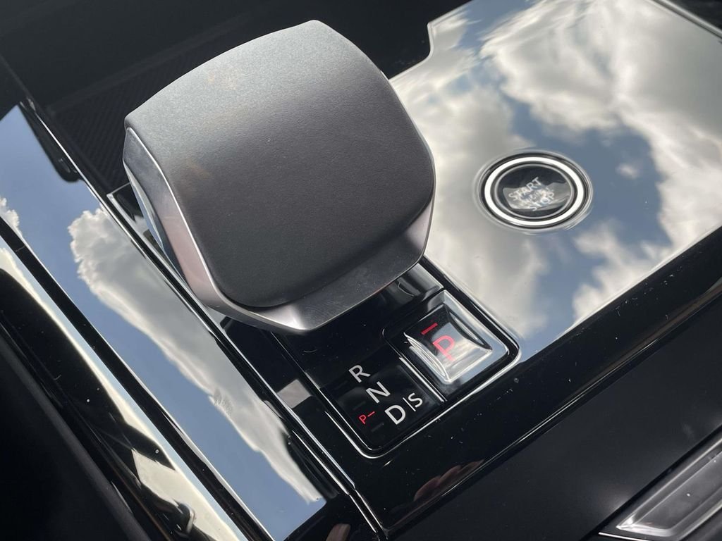 New 2026 Santorini Black Land Rover Dynamic SE image 29