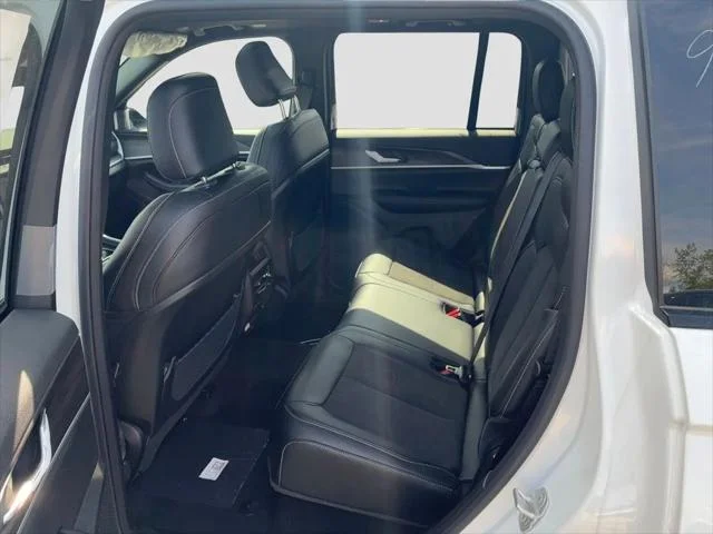 New 2026 Bright White Clear-Coat Exterior Paint Jeep Laredo image 18