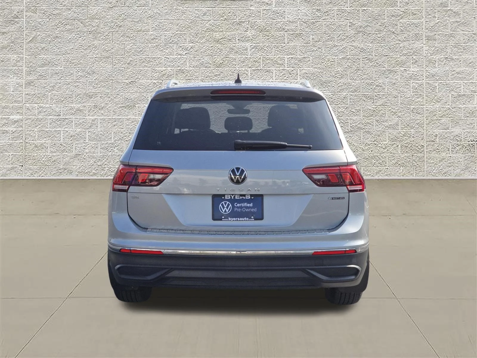 Certified Used 2024 Pyrite Silver Metallic Volkswagen SE image 6