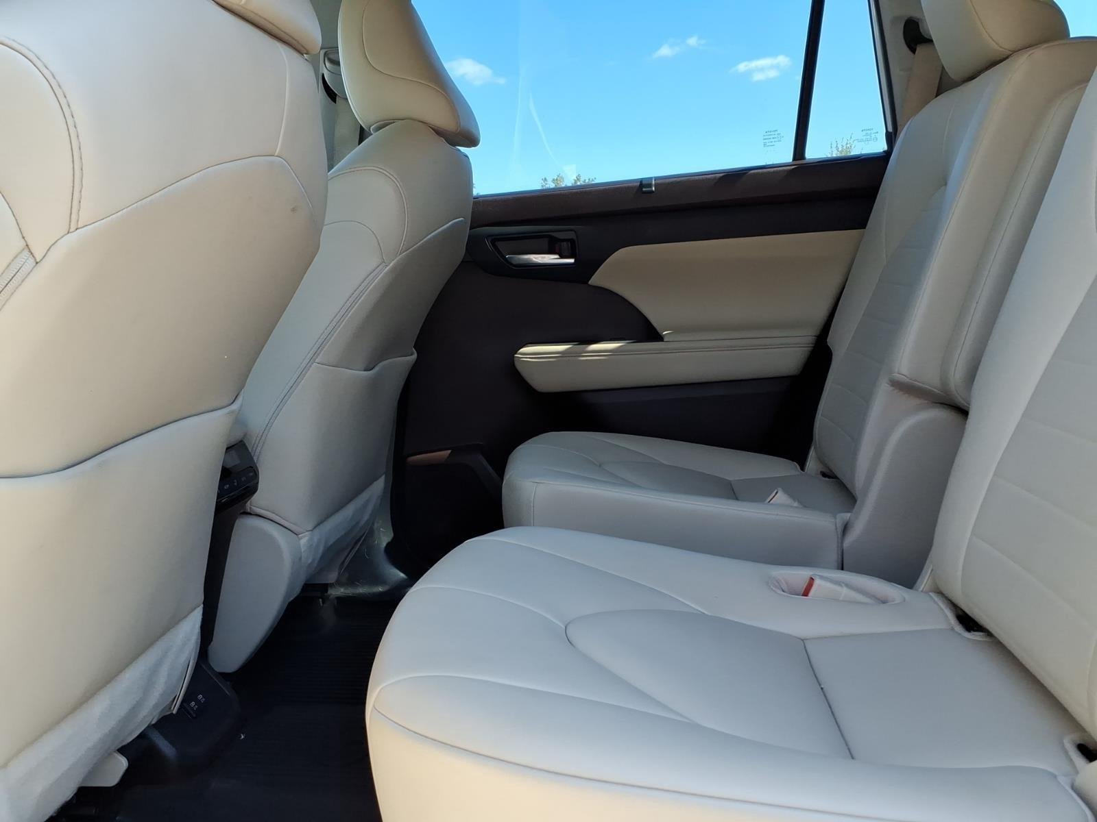 Used 2021 Blizzard Pearl Toyota XLE image 17