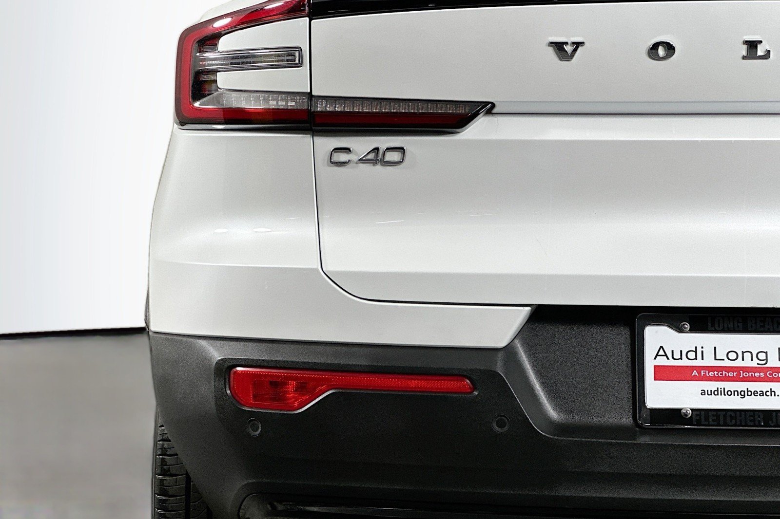 Used 2023 Crystal White Metallic Volvo Ultimate image 17