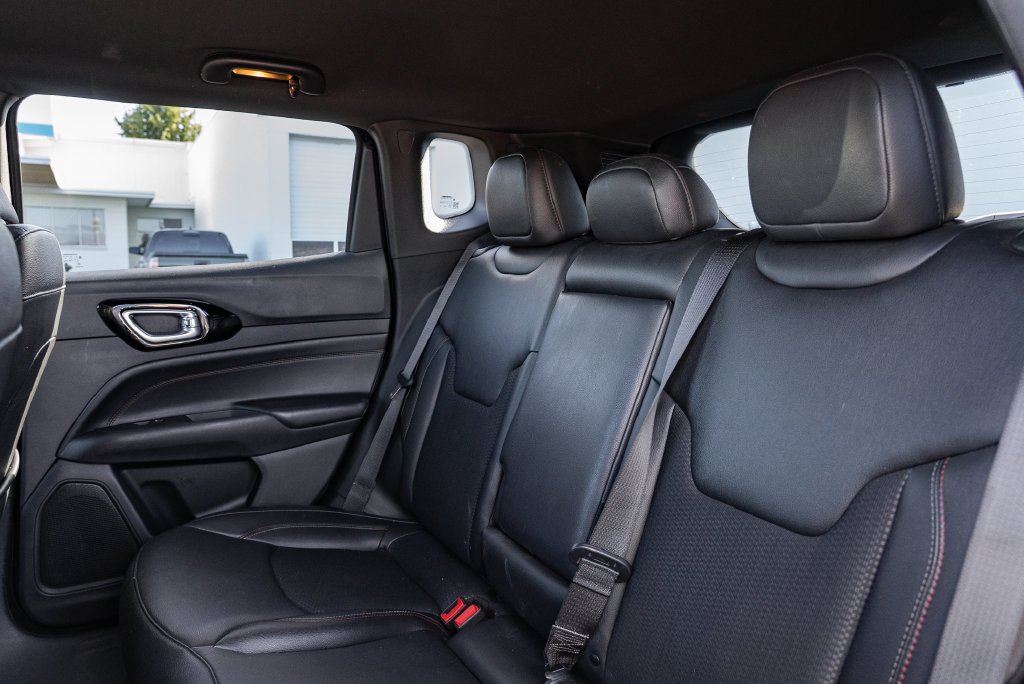 Used 2025 Diamond Black Crystal Pearlcoat Jeep Trailhawk image 25