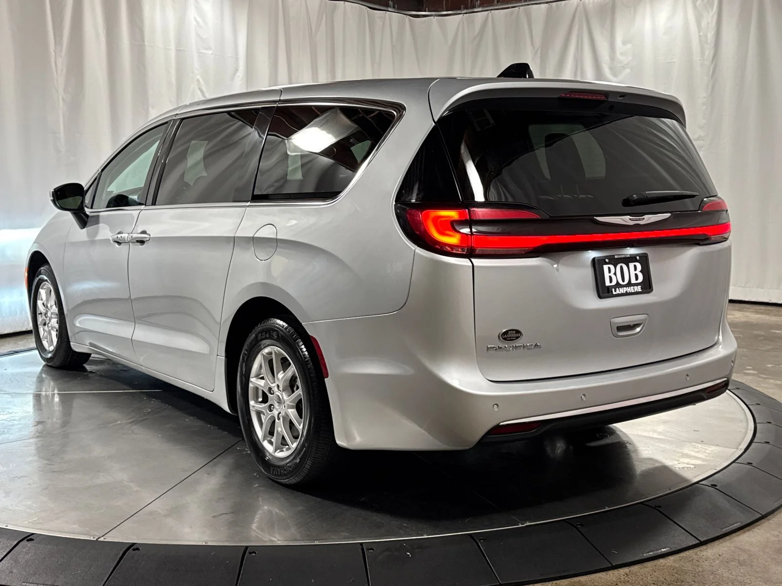 Used 2023 Silver Mist Clearcoat Chrysler Touring L image 9