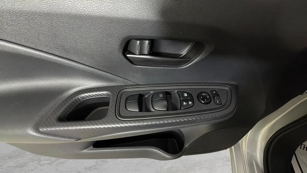Used 2024  Nissan S image 19