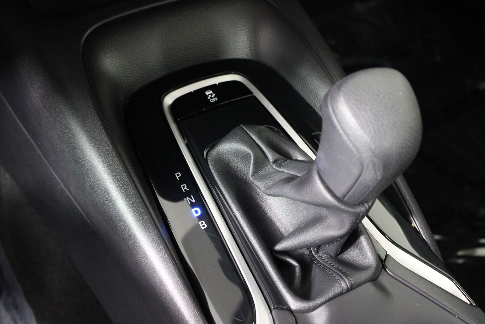 Used 2025 White Toyota LE image 21