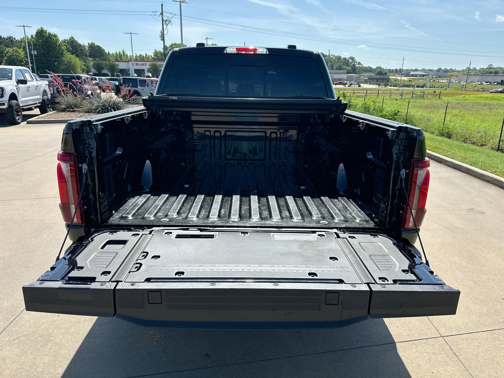 Used 2025 Black Metallic Ford LARIAT image 26