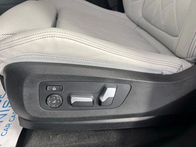 Used 2024 Gray BMW xDrive40i image 16