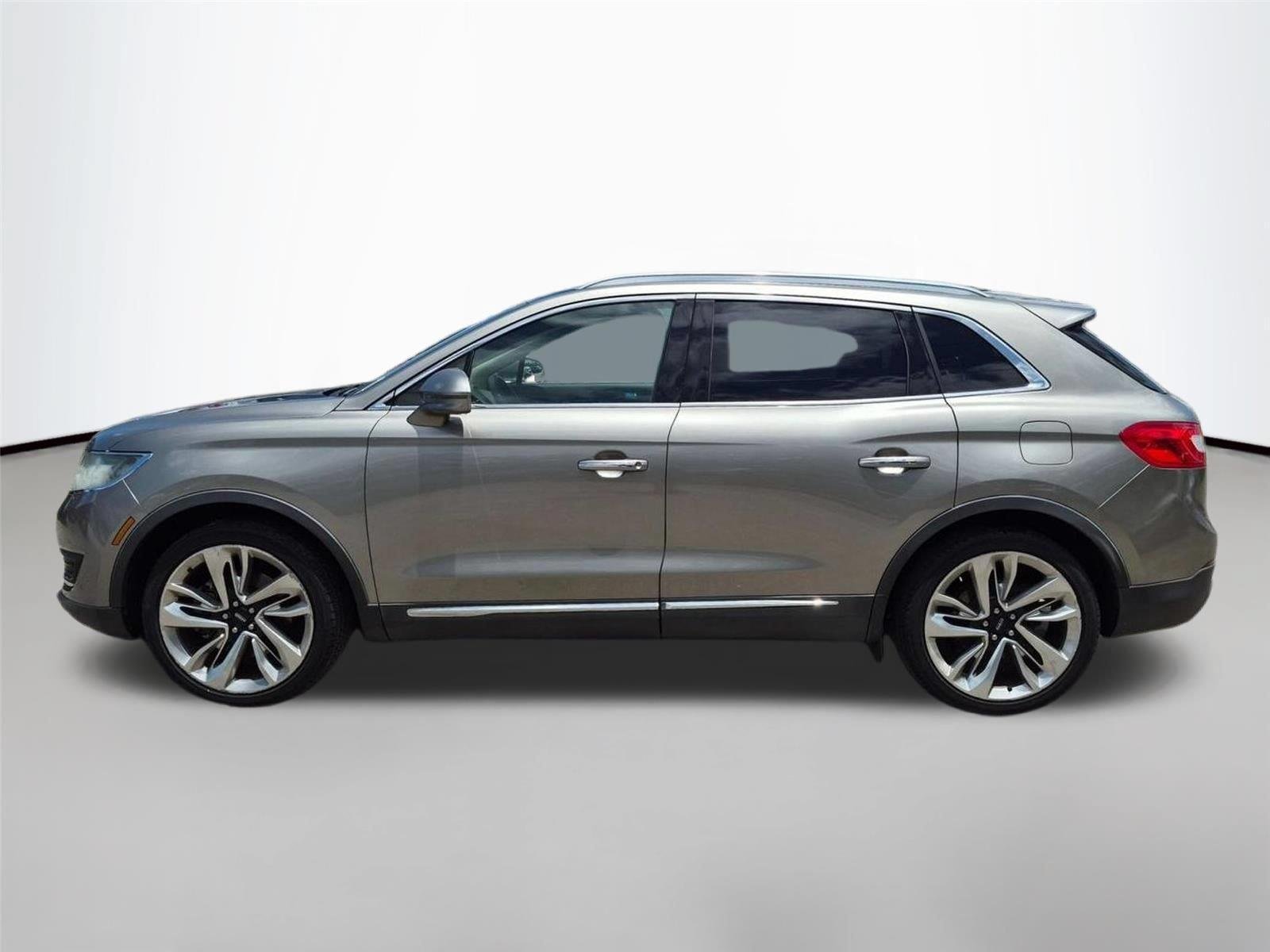 Used 2017 Palladium White Gold Metallic Lincoln Reserve image 8
