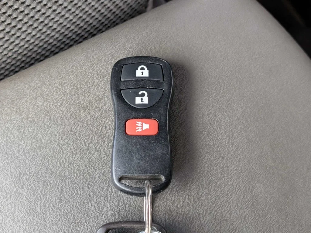 Used 2016 Silver Nissan SV image 27