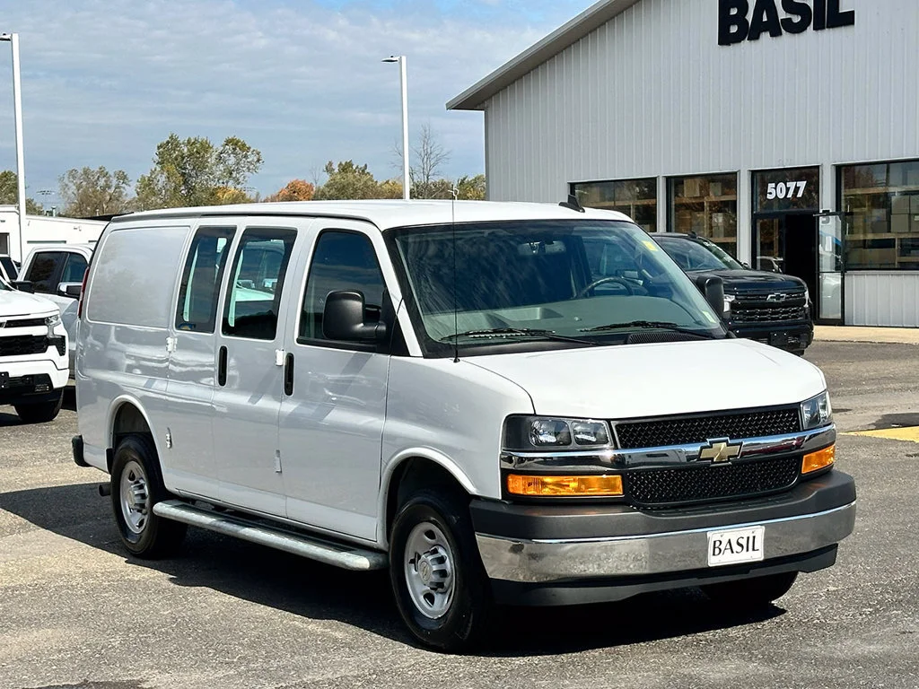Used 2025 Summit White Chevrolet WT image 38