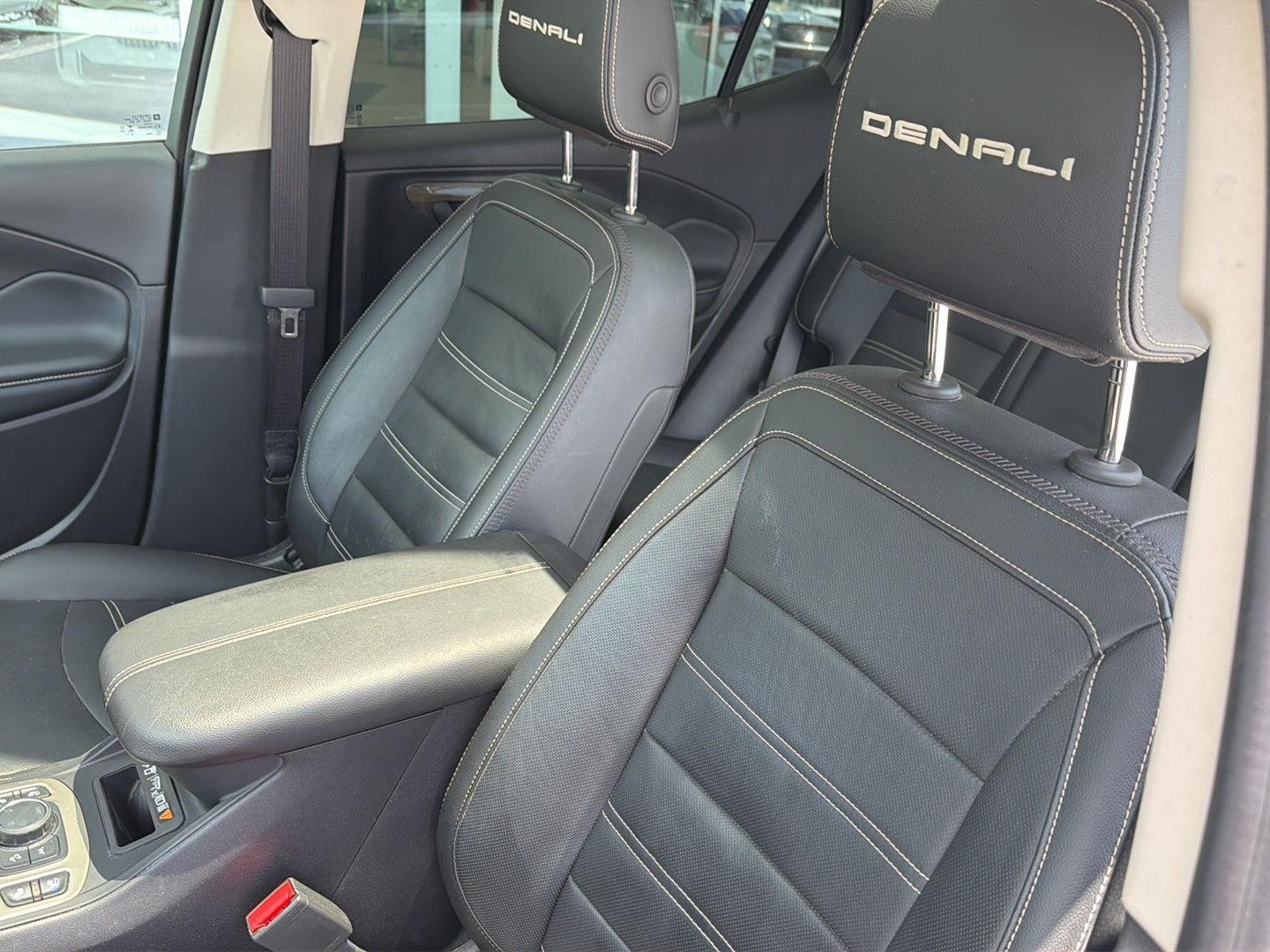 Used 2024 White Frost Tricoat GMC Denali image 31
