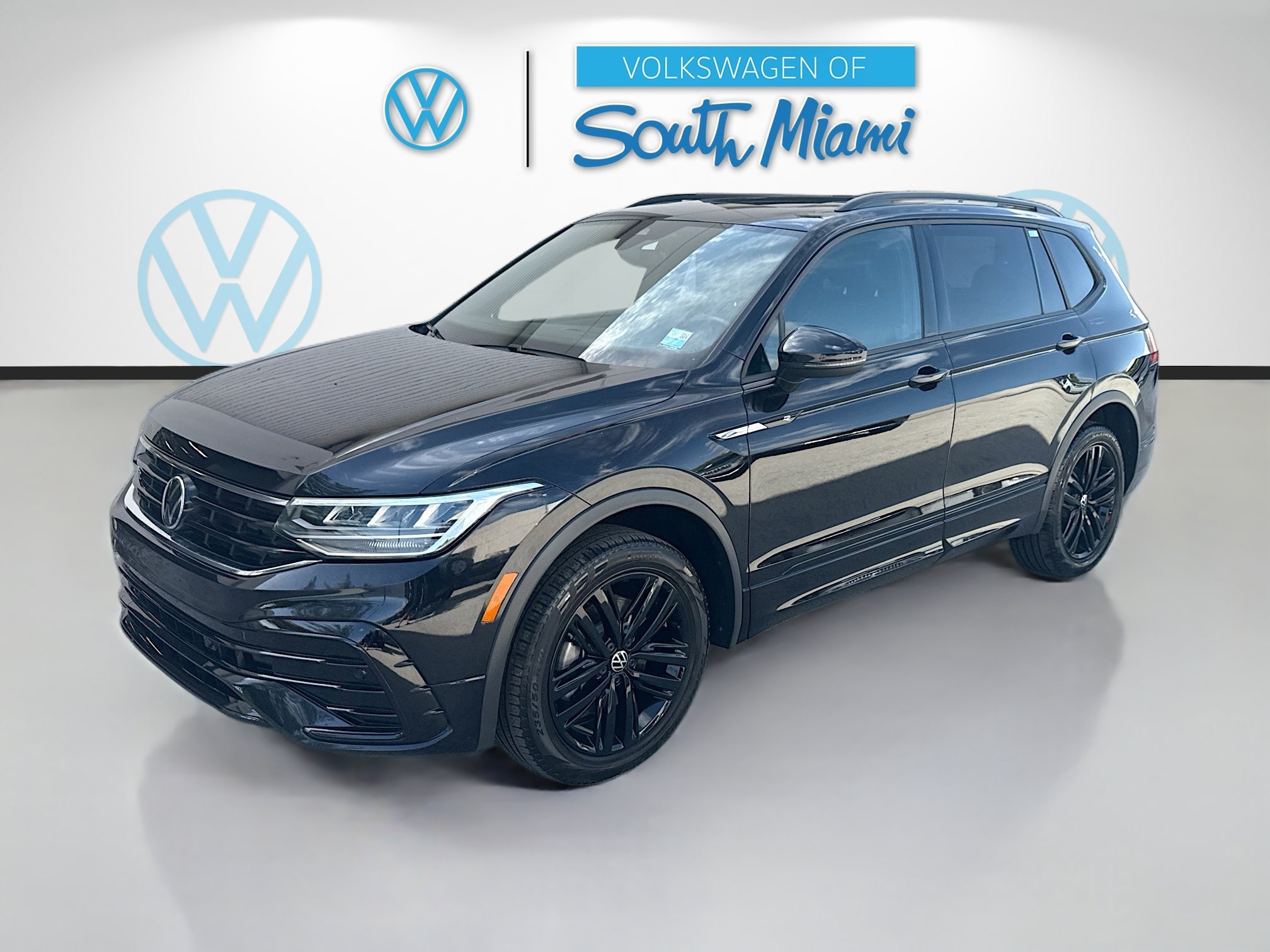 Certified Used 2022  Volkswagen SE R-Line Black image 3