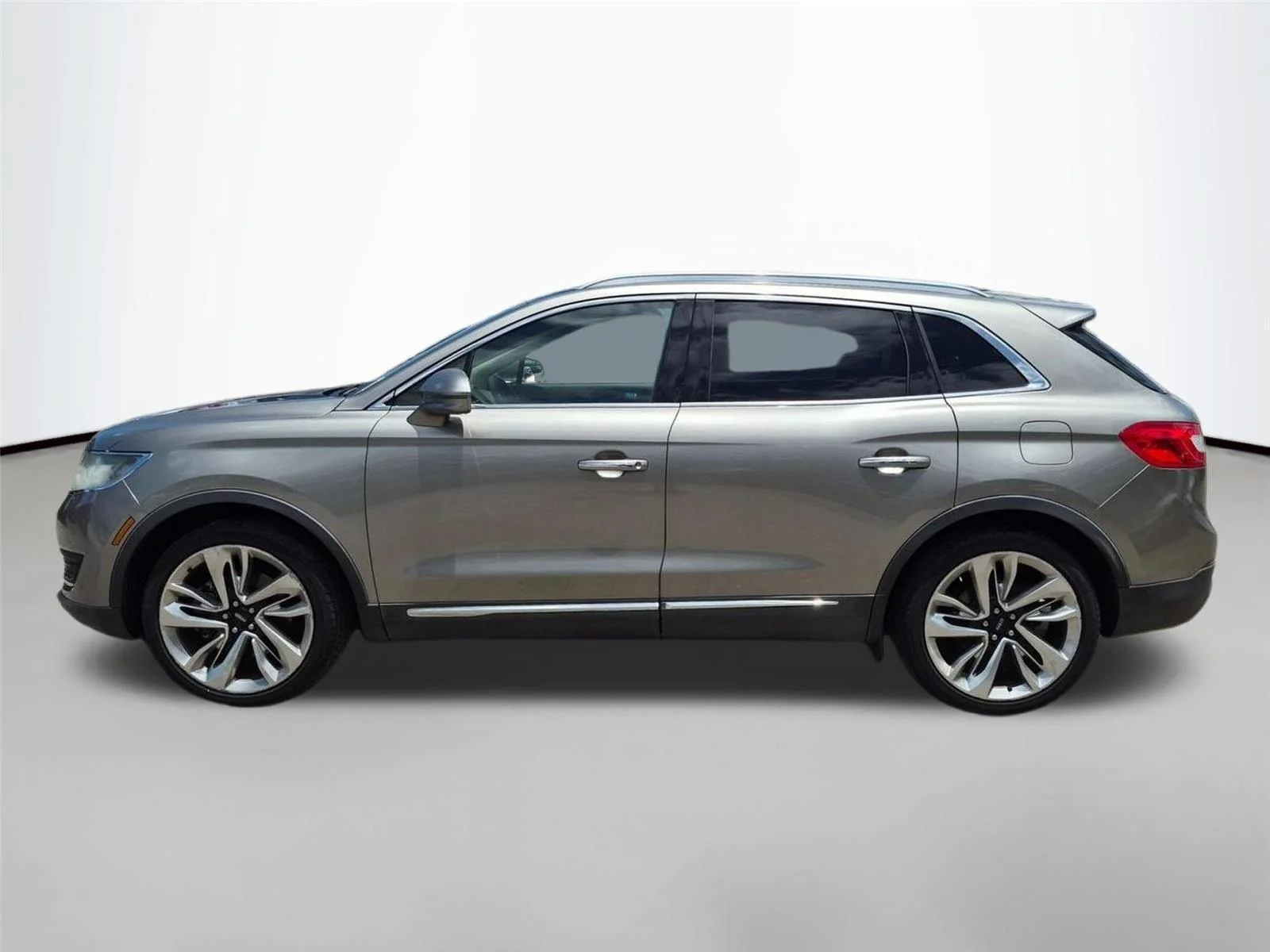 Used 2017 Palladium White Gold Metallic Lincoln Reserve image 8