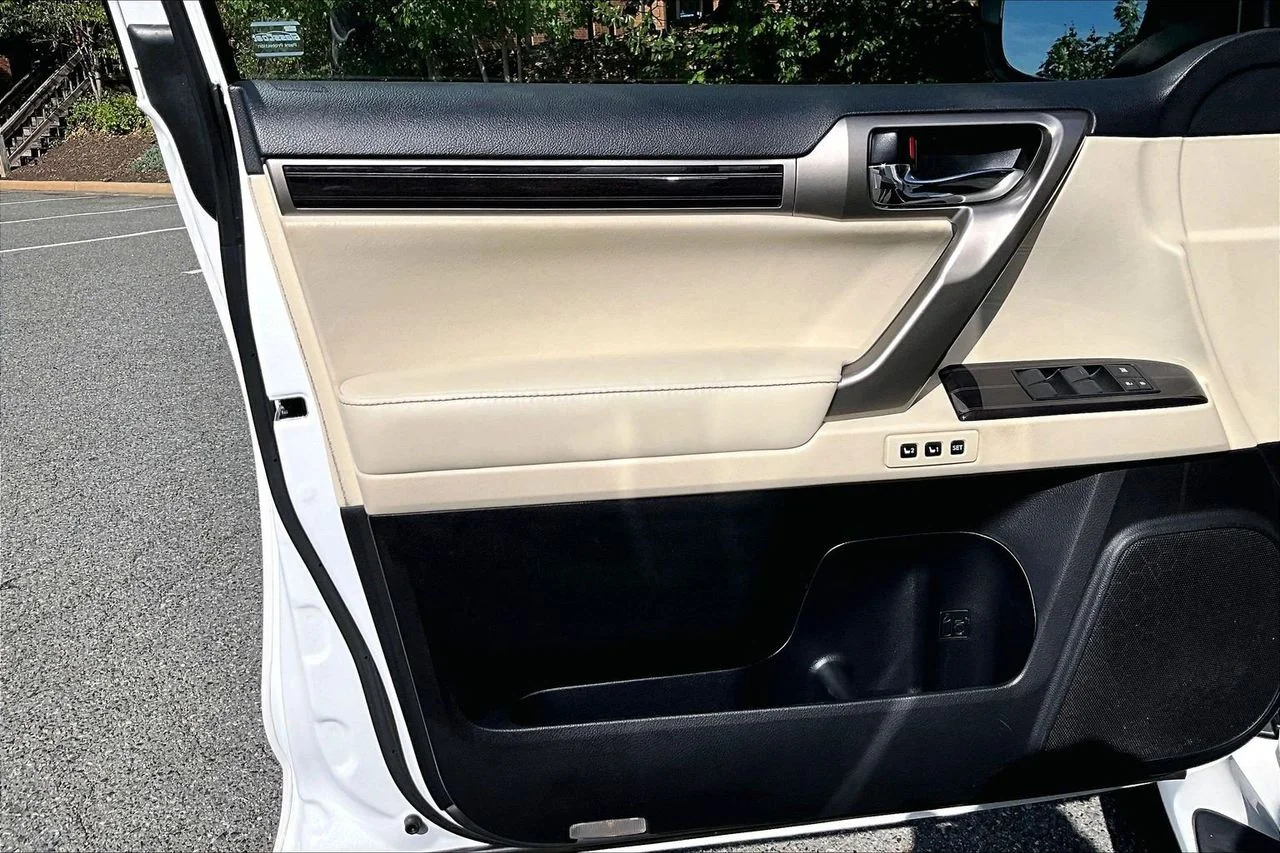 Used 2020  Lexus 460 image 28
