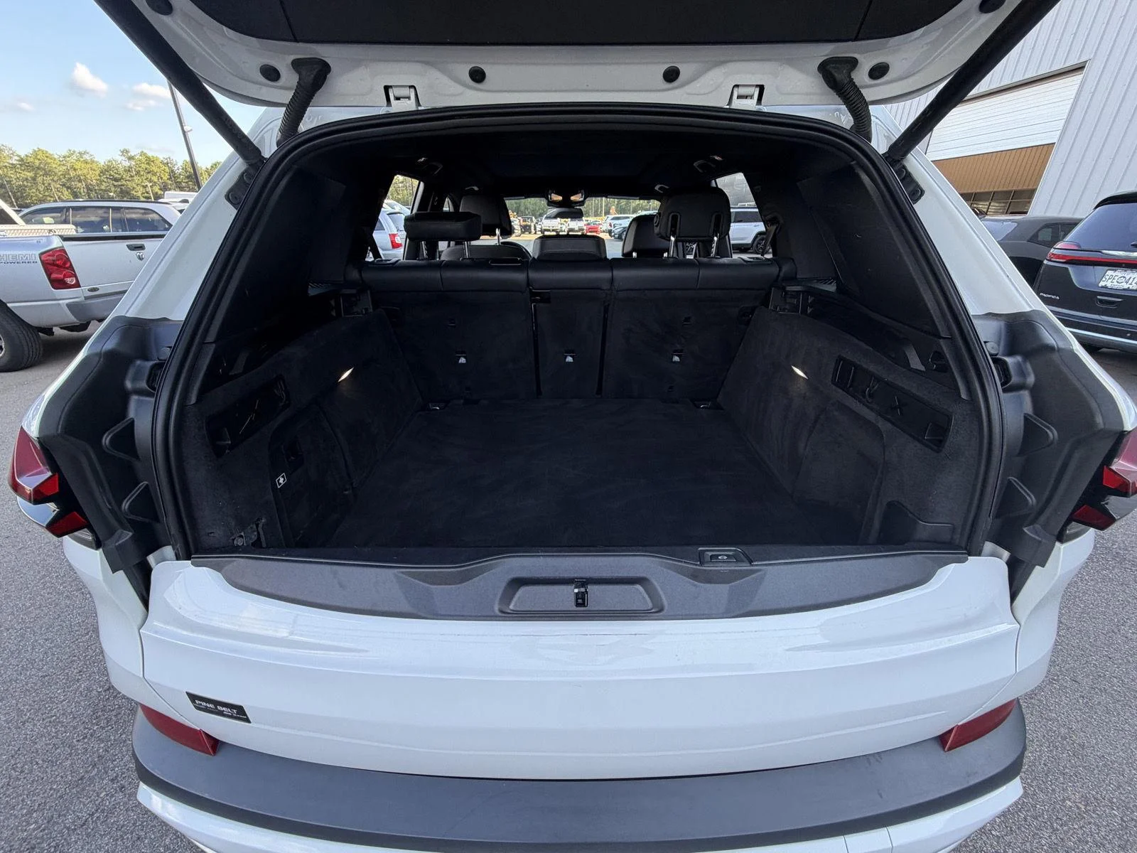 Used 2024 Mineral White Metallic BMW xDrive40i image 19
