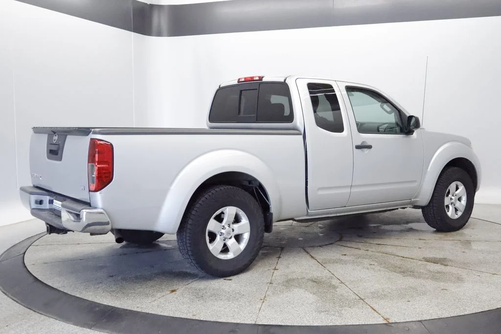 Used 2013 Silver Nissan SV image 6