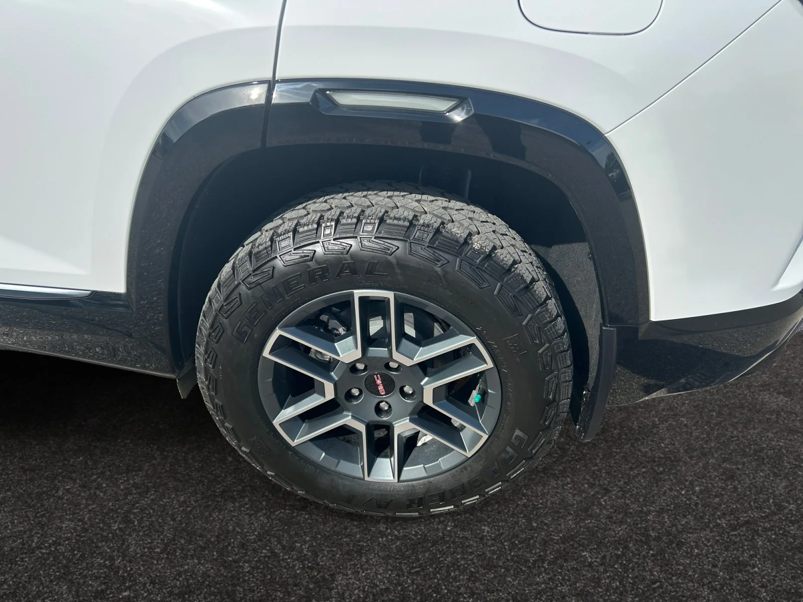 New 2027 Summit White GMC AWD AT4 image 9