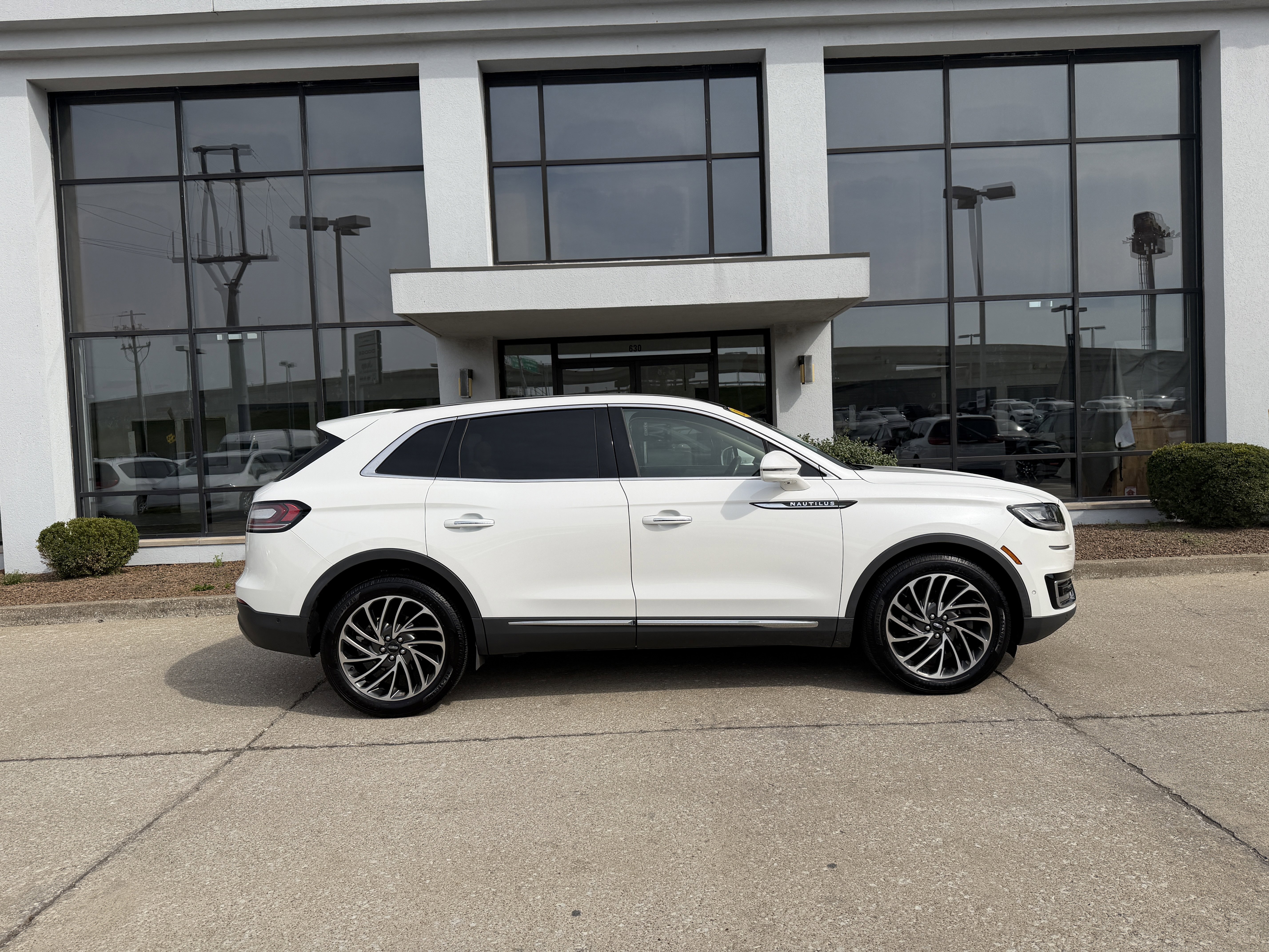 Used 2020 Pristine White Lincoln Reserve image 3