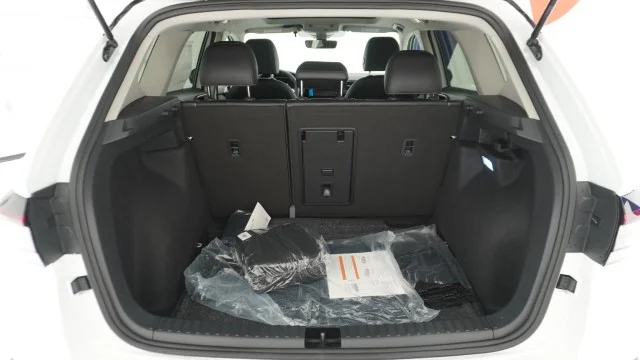 New 2026 Pure White w/Deep Black Roof Volkswagen SE Black image 9