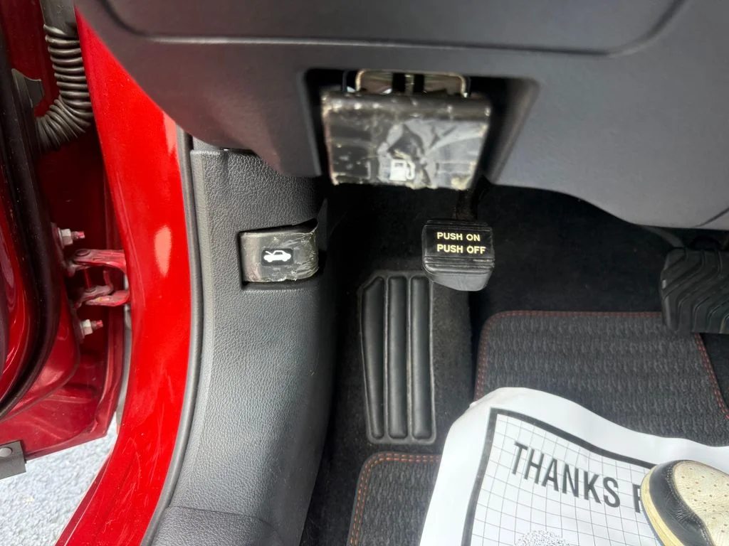 Used 2020 Red Nissan 2.5 SR image 22