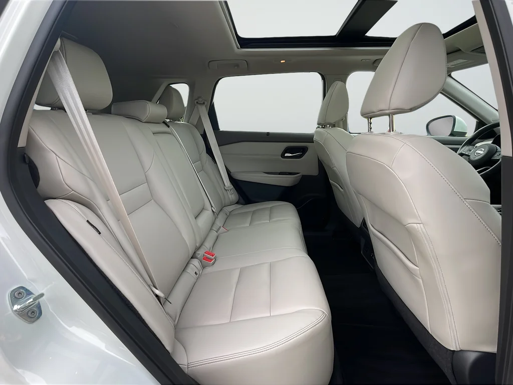 Used 2022 White Nissan SL image 25