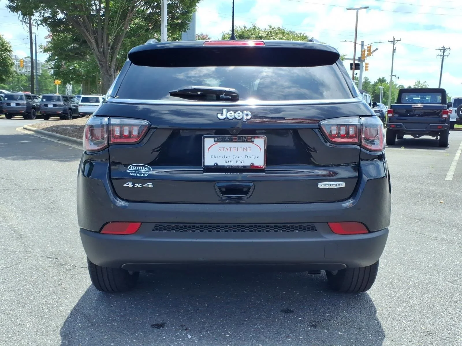 Used 2024 Diamond Black Crystal Pearlcoat Jeep Latitude image 15