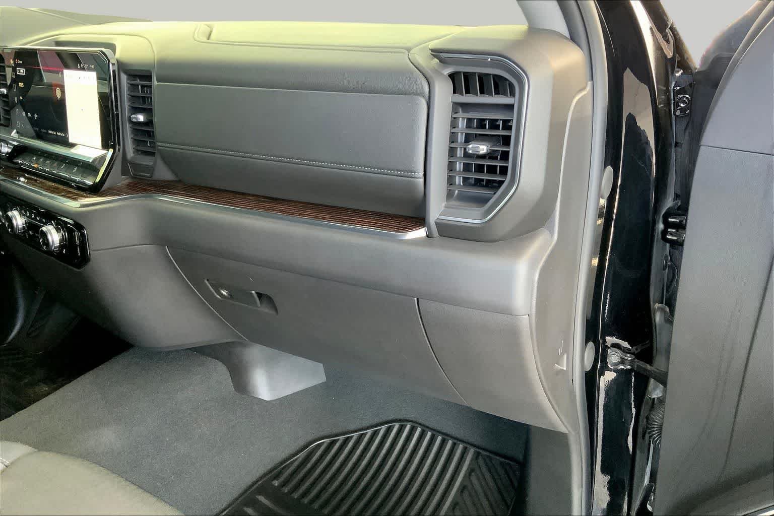 Used 2024 Onyx Black GMC Elevation image 19