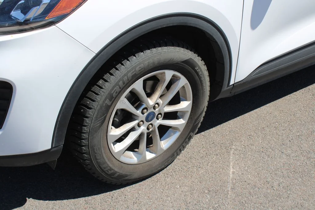Used 2022 Oxford White Ford SE image 12