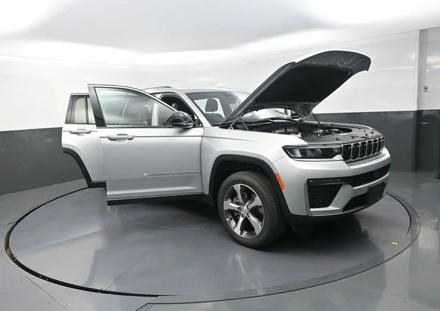 New 2026 Silver Zynith Exterior Paint Jeep Limited image 29